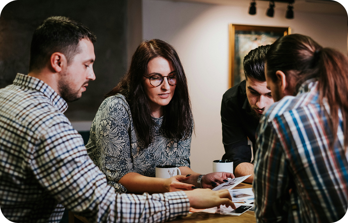 Команда кадрового агентства проводит внутреннее совещание по подбору персонала: обсуждение профиля кандидата, анализ требований клиента и стратегии поиска — индивидуальный подход к каждой вакансии.