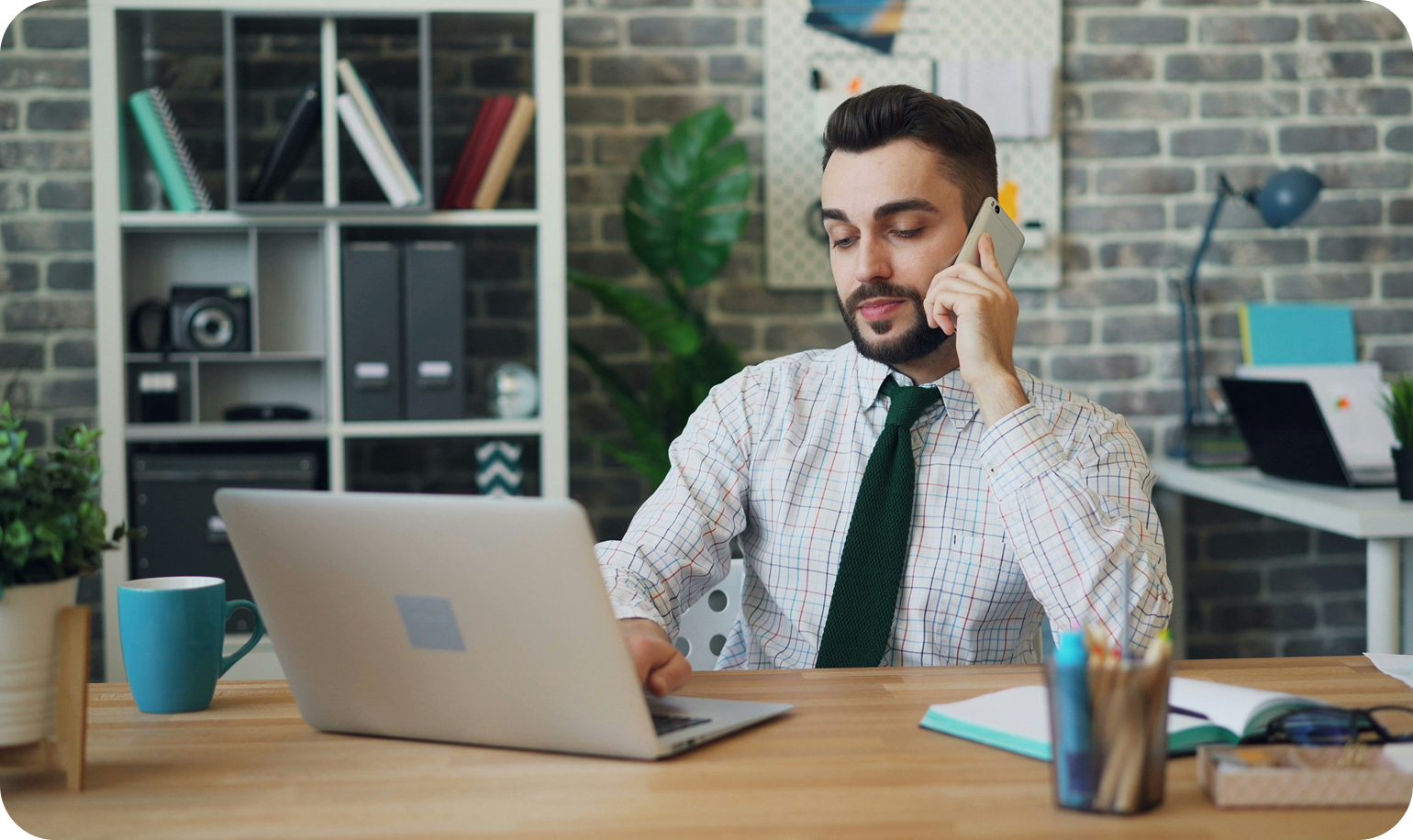 HR работает с ноутбуком